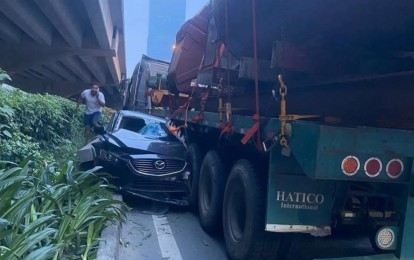 Ô tô con nát đầu sau cú tông kinh hoàng với xe đầu kéo tại Hà Nội